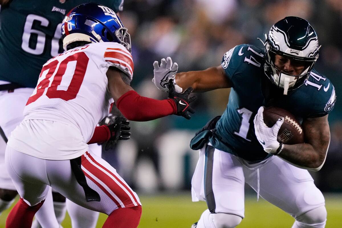 Philadelphia Eagles running back Kenneth Gainwell (14) runs with the ball against New York Gian ...