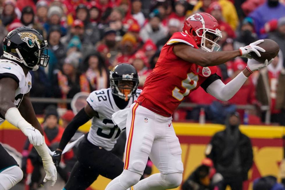 Kansas City Chiefs wide receiver JuJu Smith-Schuster (9) makes the catch against Jacksonville J ...