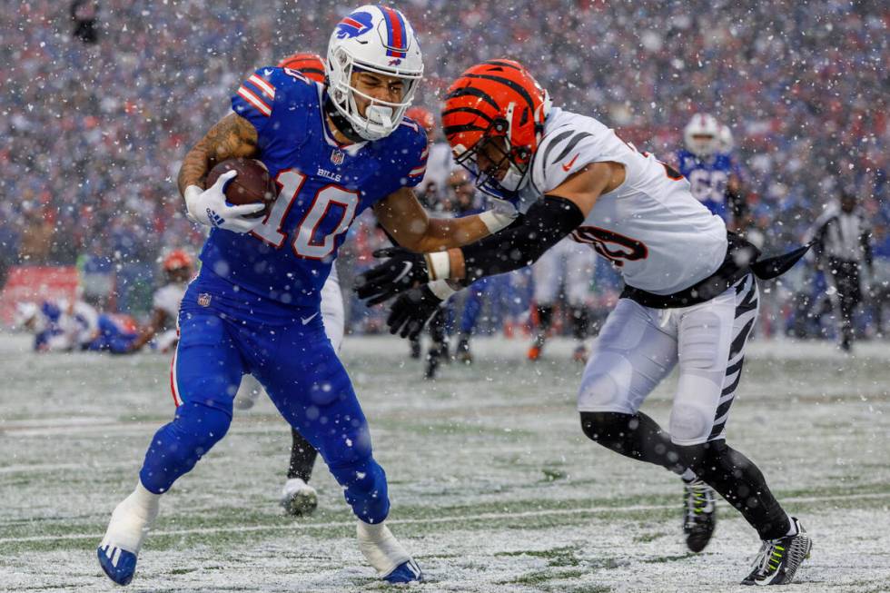 Buffalo Bills wide receiver Khalil Shakir (10) runs after a catch in front of Cincinnati Bengal ...