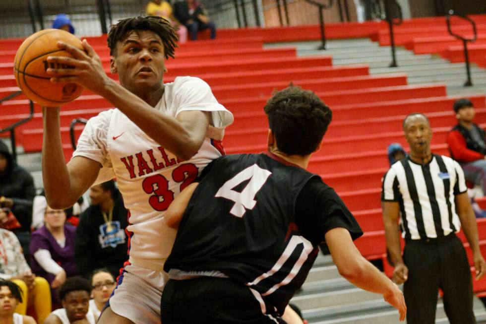Valley's Xavier Shufford (32) looks to pass against Desert Oasis' Dylan McCarther (4) during th ...