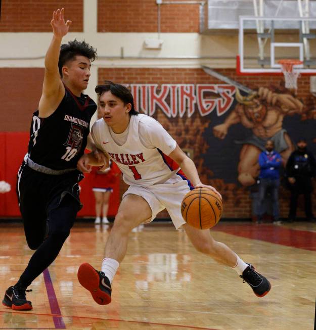 Valley's Nakalayah Fabello (1) tries to drive past Desert Oasis' Breyden Tachera (10) during th ...