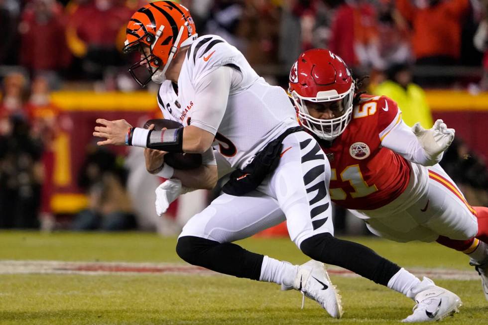 Kansas City Chiefs defensive end Mike Danna (51) sacks Cincinnati Bengals quarterback Joe Burro ...