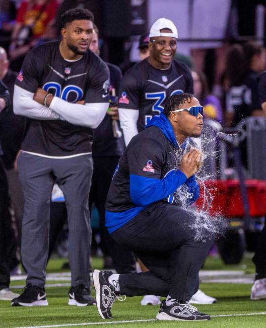 The NFC's Daron Payne (94) of Washington has his balloon explode in the splash catch event duri ...