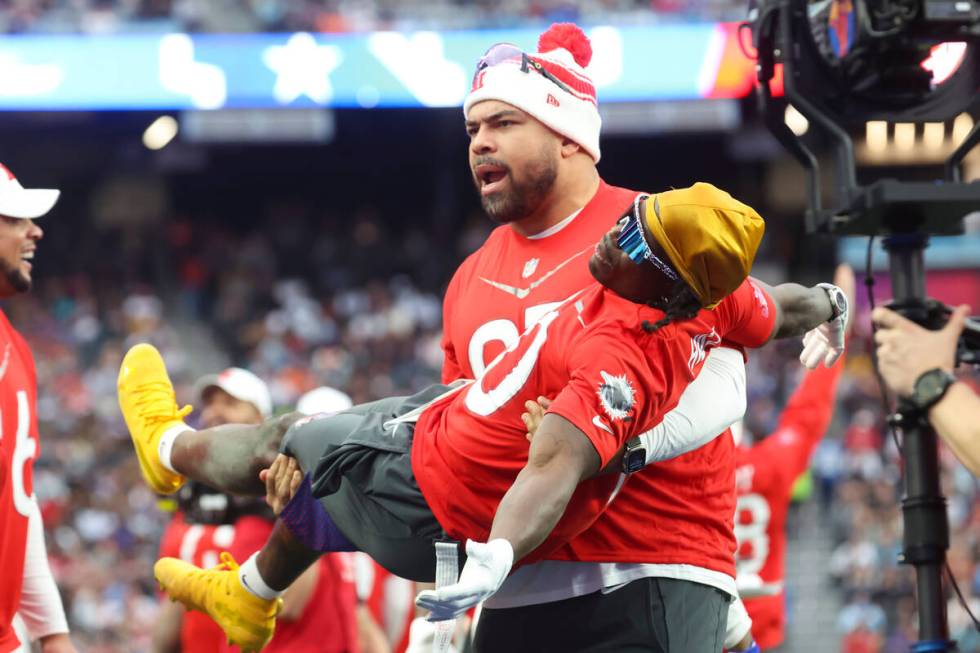 Pittsburgh Steelers defensive tackle Cameron Heyward (97) holds Miami Dolphins wide receiver Ty ...