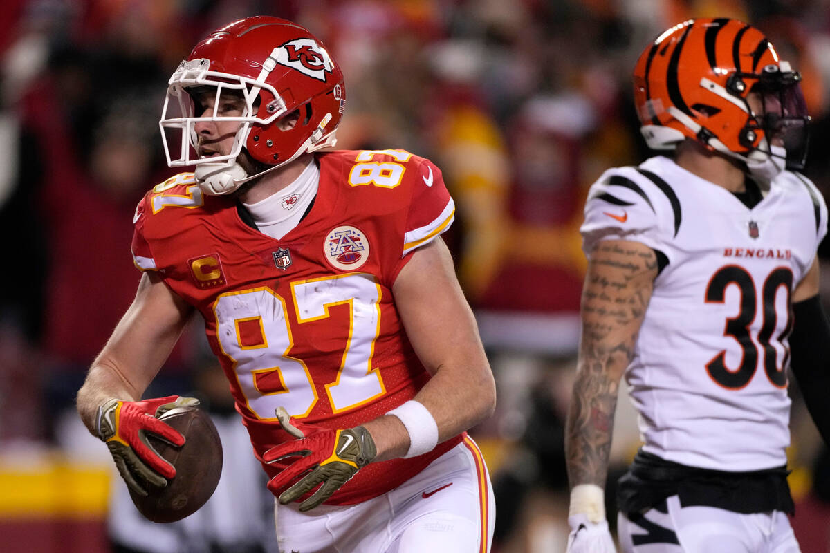 Kansas City Chiefs tight end Travis Kelce (87) catches a touchdown pass in front of Cincinnati ...