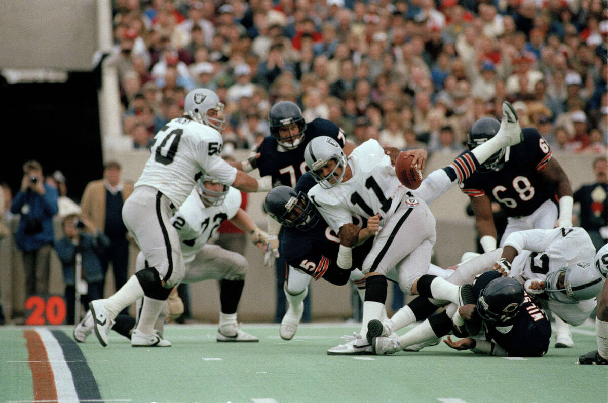 Defensive end Richard Dent (95) of the Chicago Bears, center, brings down reserve quarterback D ...