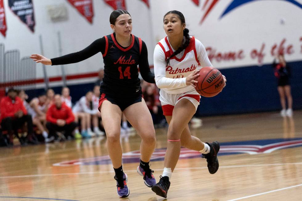 Liberty’s Jossy Calizo (0) dribbles up the court while Coronado’s Kaylee Walters ...