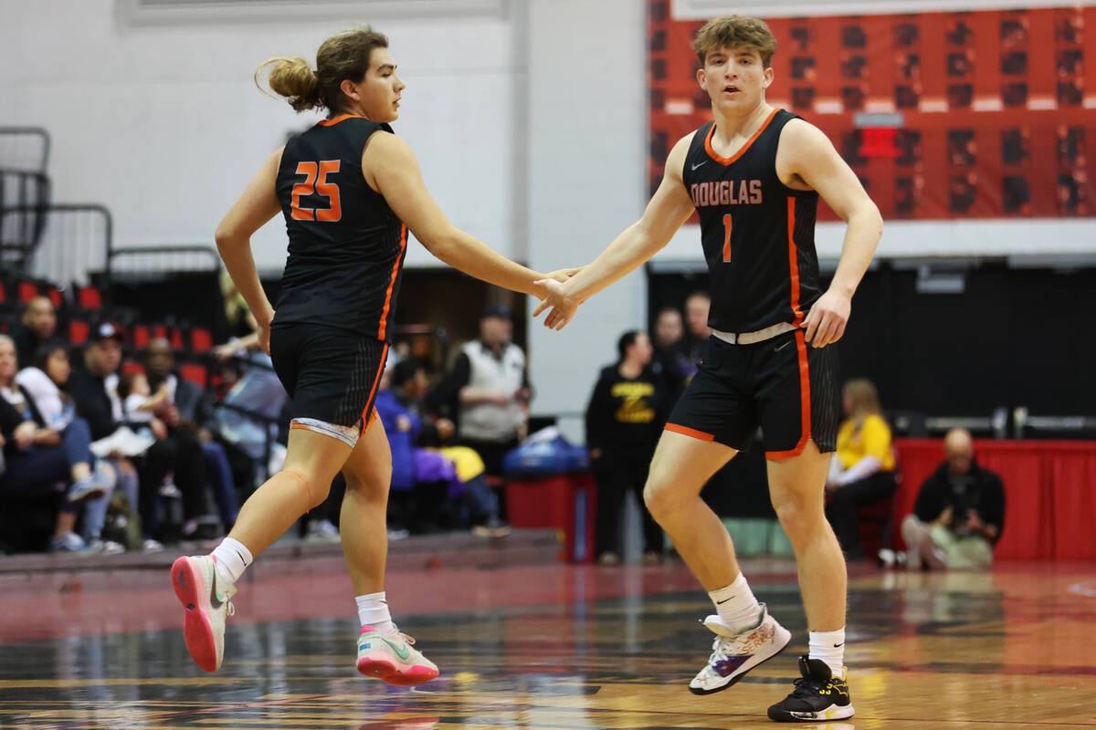 Douglas' Jac Reid (1) and Thomas McDowell (25) play during a boys class 5A state semifinal game ...