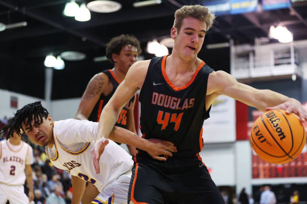 Durango's Michael Bartlett (22) defends against Douglas' Jack Tolbert (44) during a boys class ...