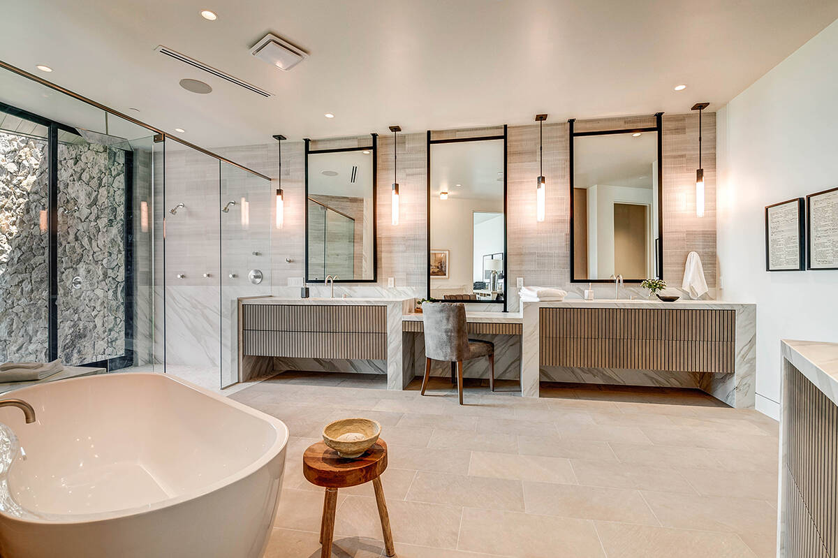 Master bath (Darin Marques Group)