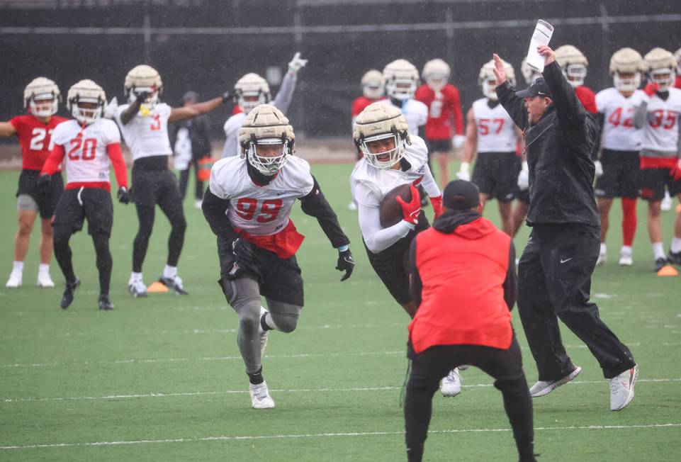 UNLV linebacker Ryan Tuaolo (45) recovers a fumble alongside linebacker LeShaun Bell (99) as UN ...