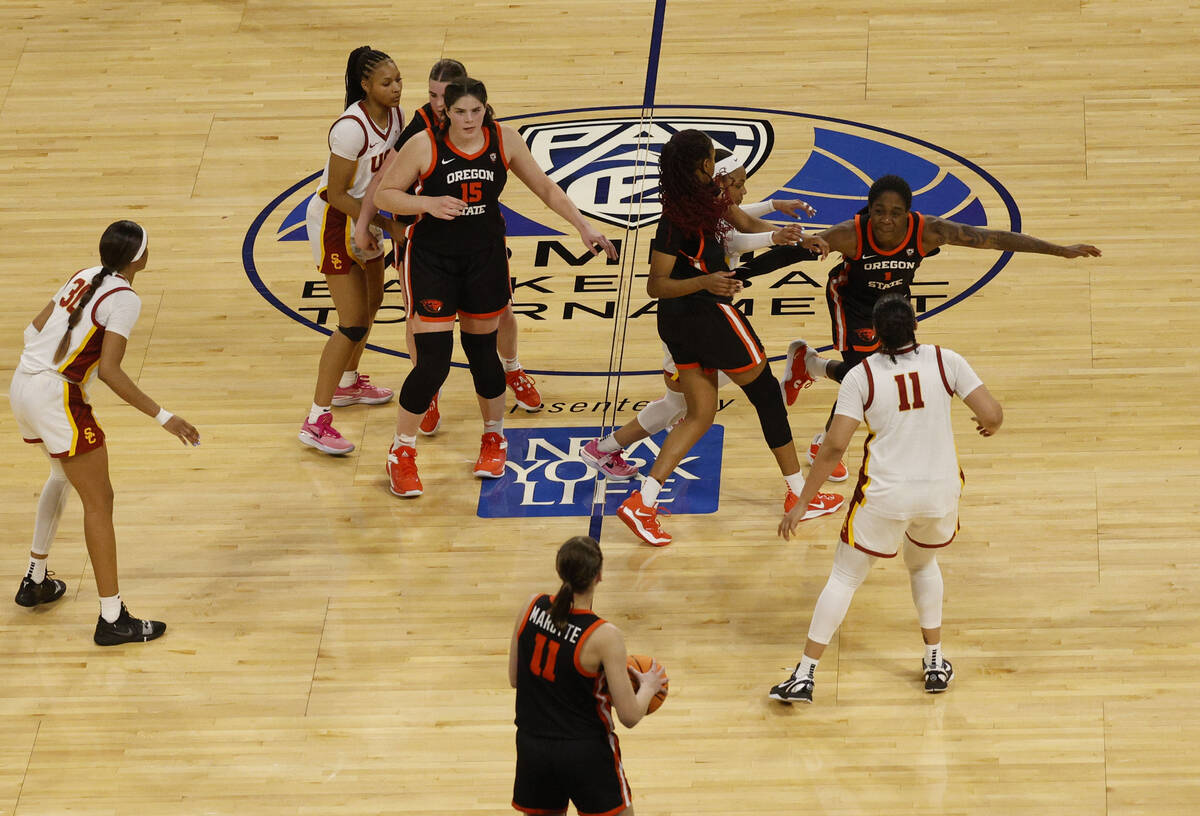 USC Trojans guard Taylor Bigby (1), second from left, and her teammates plays against the Orego ...