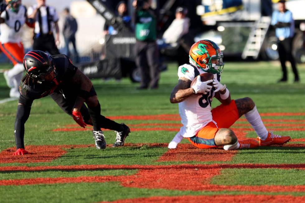 Seattle Sea Dragons wide receiver Blake Jackson (80) makes a touchdown catch as Vegas Vipers de ...