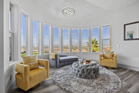 Suite sitting area with views of the Strip. (Aeon Jones, AVIA Media Group)