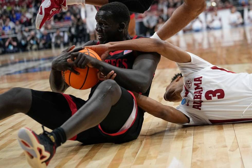 San Diego State forward Aguek Arop (33) and Alabama guard Rylan Griffen (3) battle for a loose ...