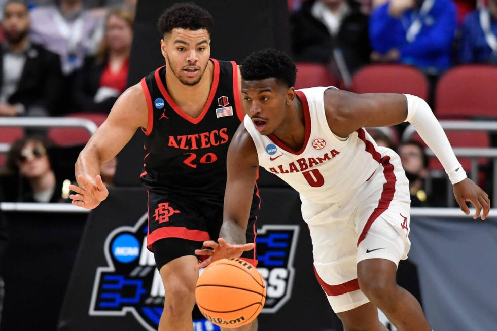 Alabama guard Jaden Bradley (0) moves the ball against San Diego State guard Matt Bradley (20) ...