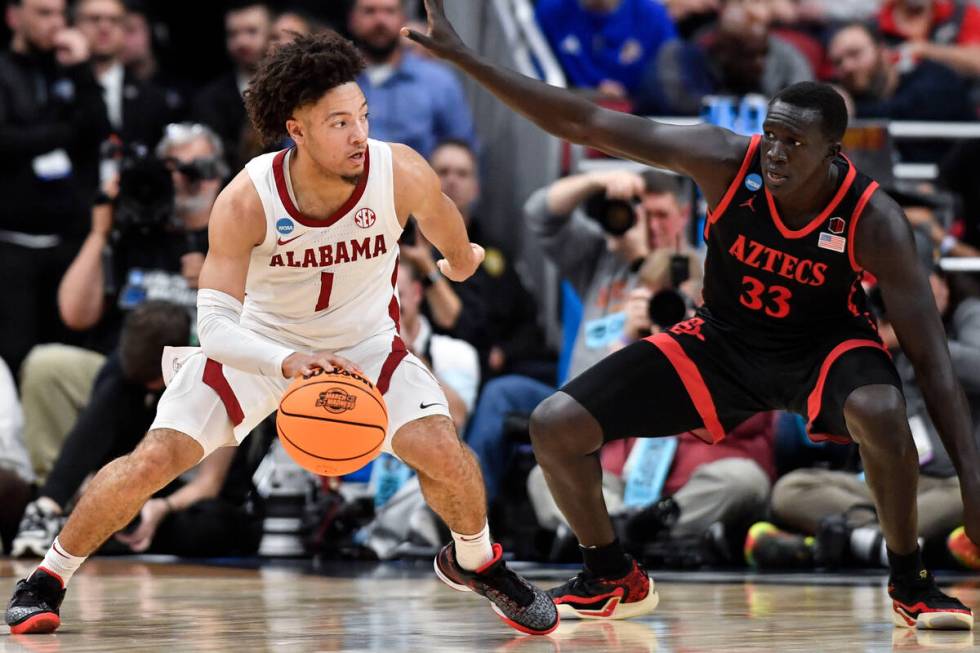 Alabama guard Mark Sears (1) moves the ball againmst San Diego State forward Aguek Arop (33) in ...