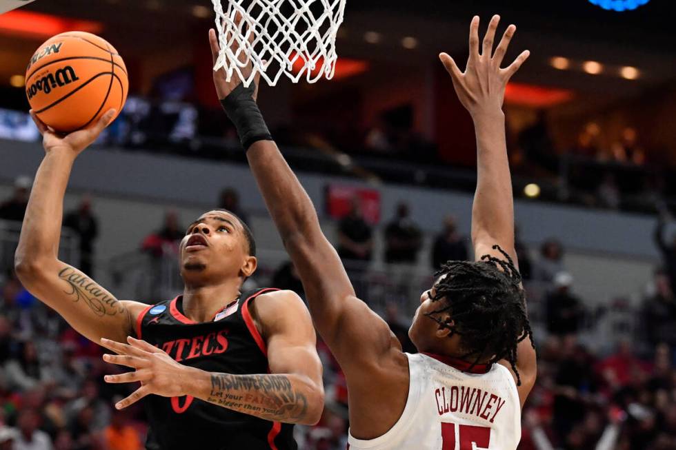 San Diego State forward Keshad Johnson (0) shoots against Alabama forward Noah Clowney (15) in ...