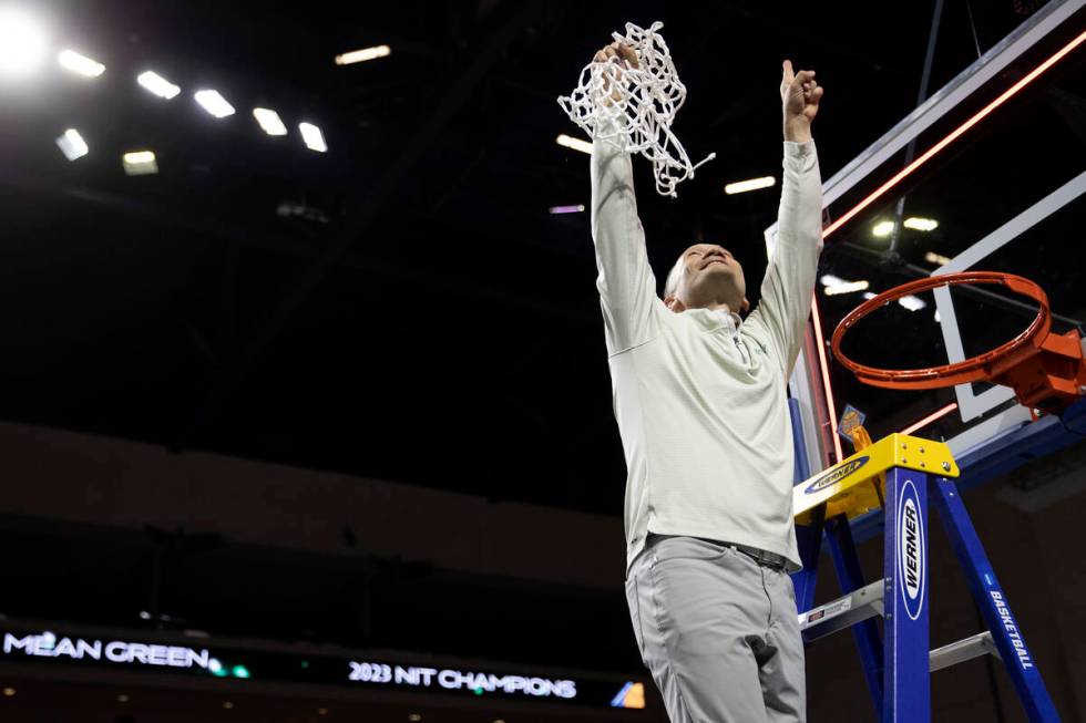 North Texas Mean Green head coach Grant McCasland holds up the net after his team won the Natio ...