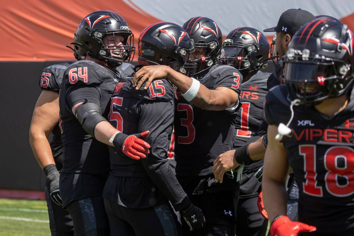 Vegas Vipers quarterback Jalan McClendon (3) celebrates Vegas Vipers running back Rod Smith (15 ...