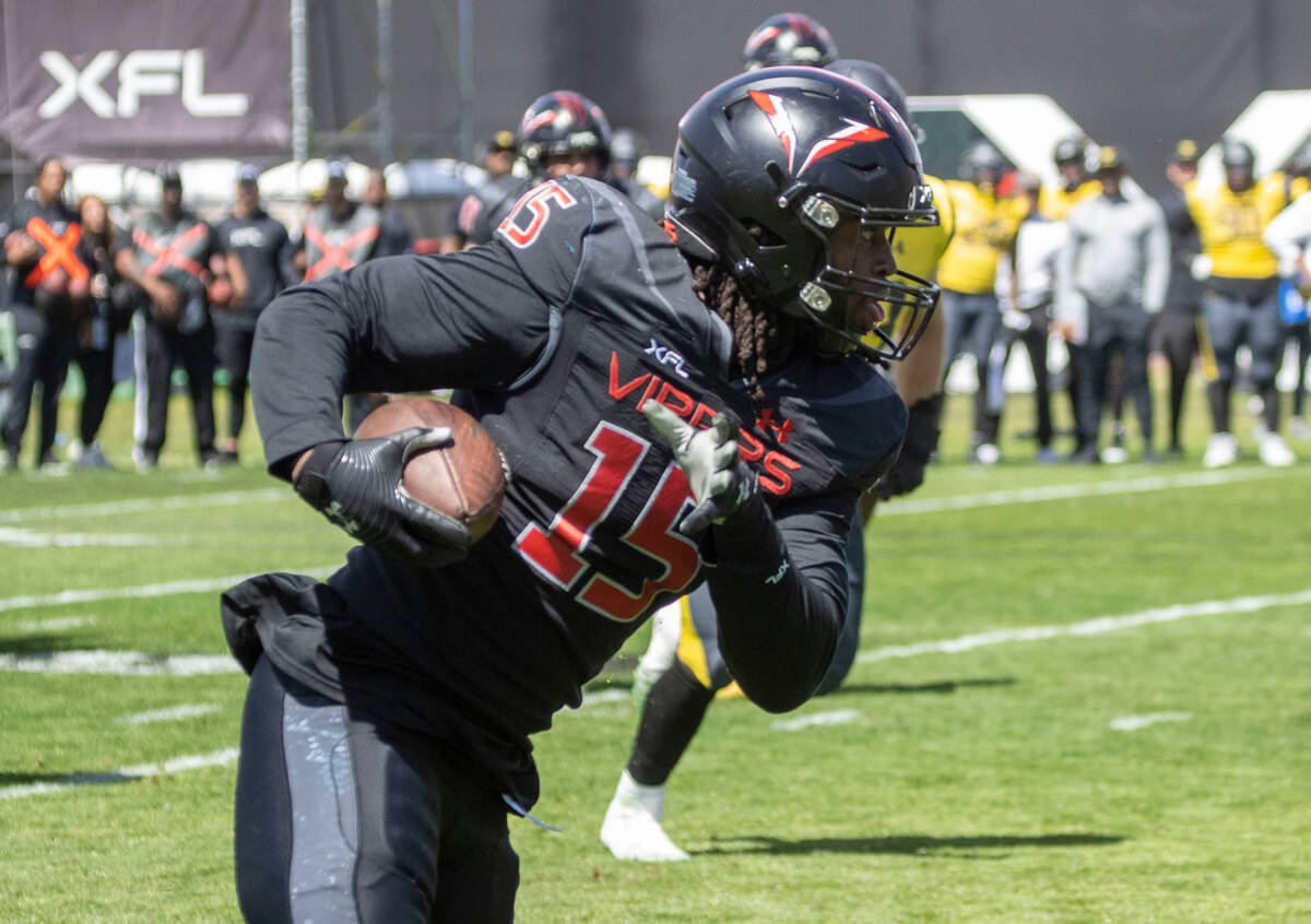 Vegas Vipers running back Rod Smith (15) takes off for the end zone during the first half of an ...