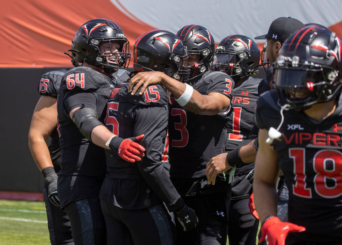 Vegas Vipers quarterback Jalan McClendon (3) celebrates Vegas Vipers running back Rod Smith (15 ...