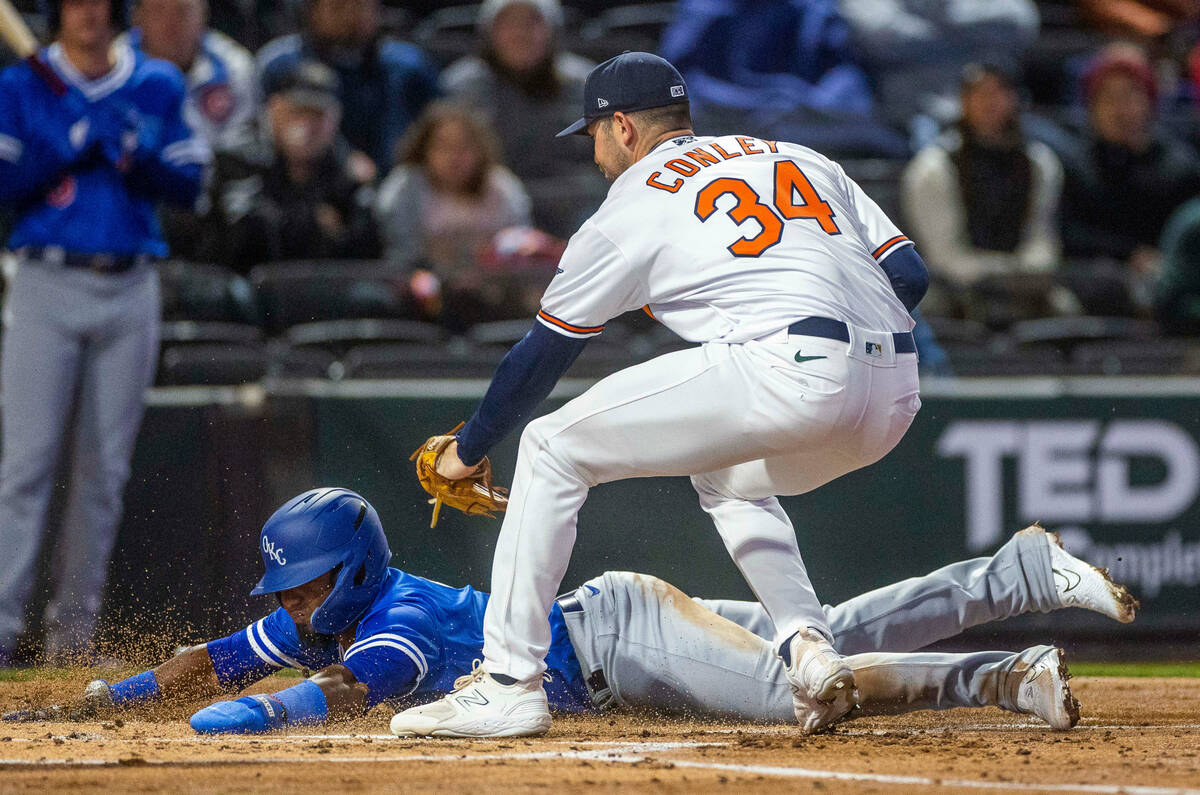 Dodgers infielder Yonny Hernández (4) slides in safely for a run as Aviators pitcher Bryce Con ...