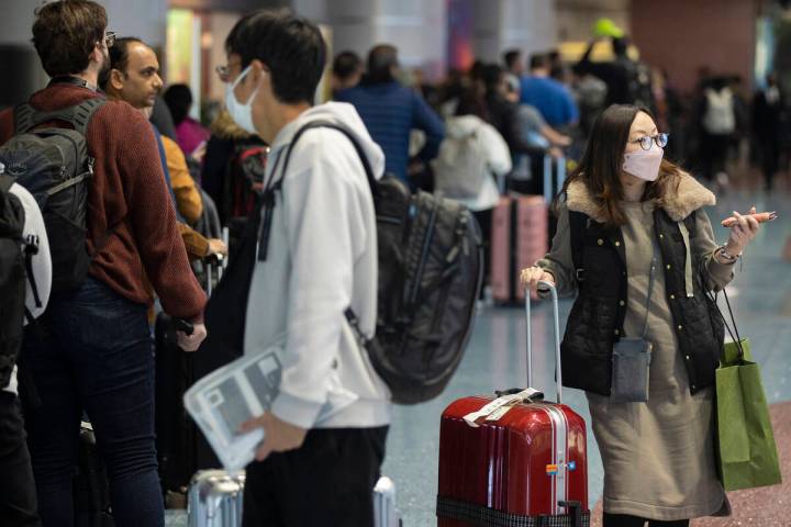 Travelers walk through Terminal 1 at Harry Reid International Airport. (Benjamin Hager/Las Vega ...