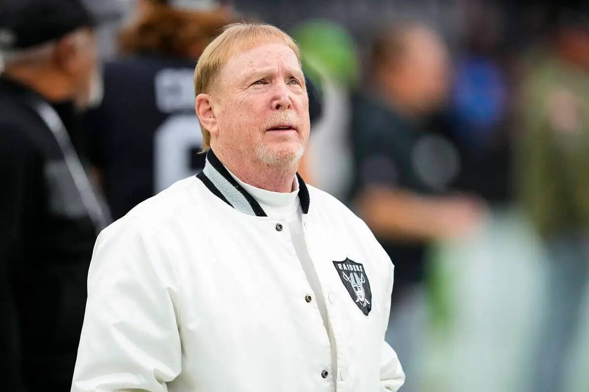 El dueño de los Raiders de Las Vegas, Mark Davis, observa el calentamiento antes de un partido ...