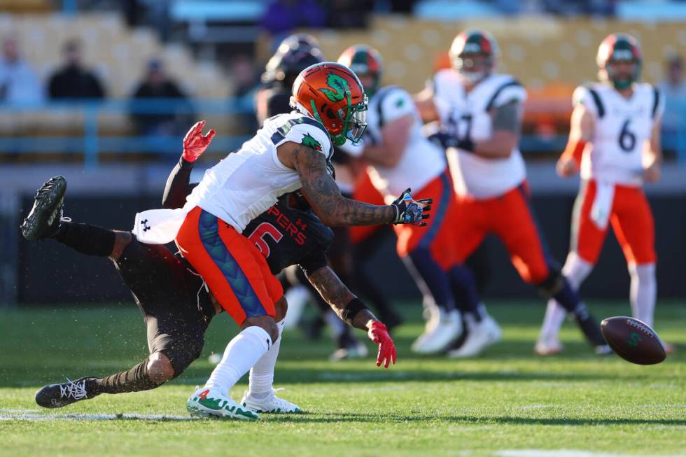 Vegas Vipers defensive back Keylon Kennedy (6) breaks up a pass intended for Seattle Sea Dragon ...