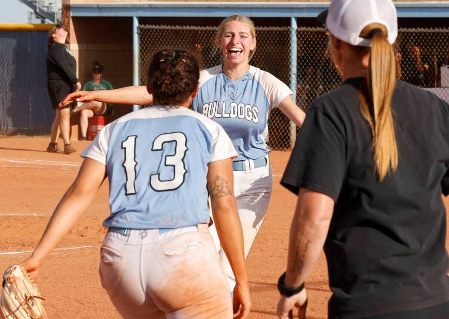 Centennial pitcher Teagan Clemmons (4) celebrates with Centennial's Keana Bell (13) after their ...