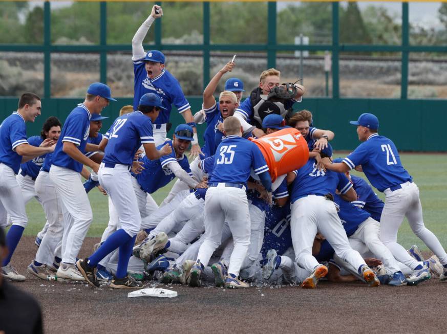 Bishop Gorman players celebrate their win against Desert Oasis after a Class 5A high school bas ...