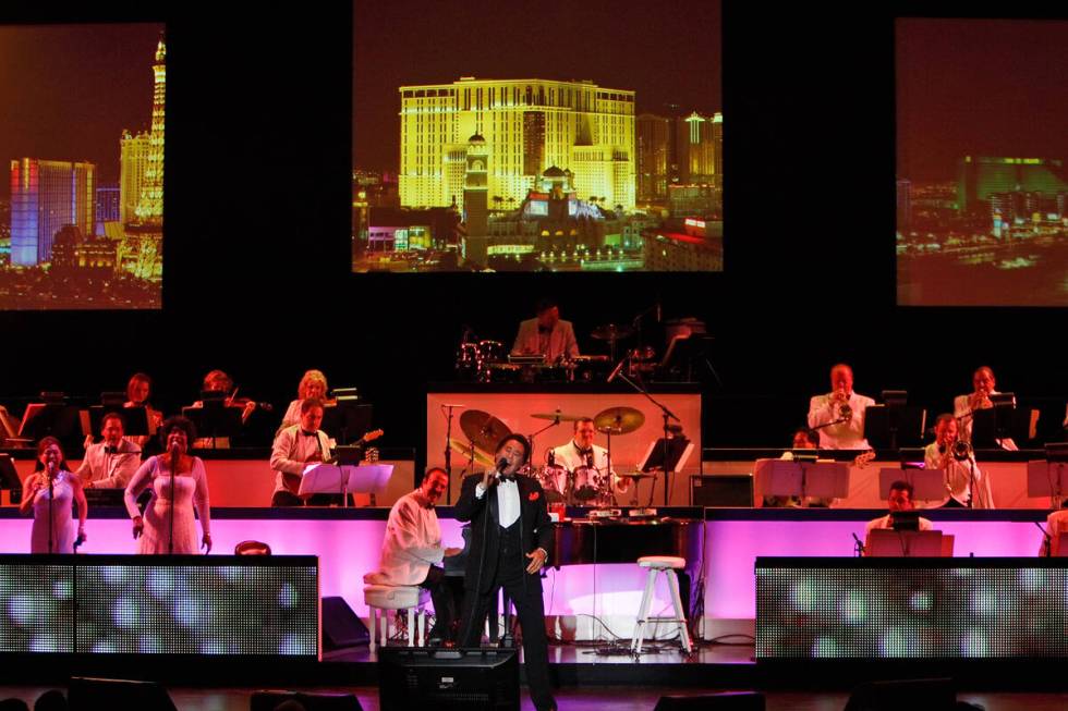 RJ FILE*** DUANE PROKOP/LAS VEGAS REVIEW-JOURNAL Entertainer Wayne Newton performs during the o ...