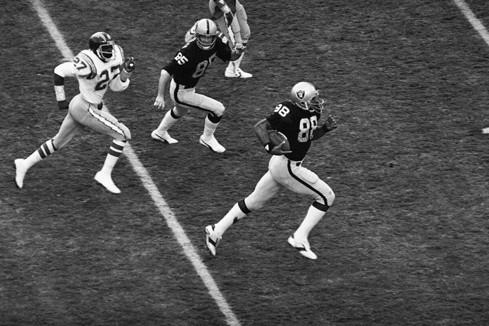 Oakland Raiders' Raymond Chester (88), right, runs towards the goal line for the first touchdow ...