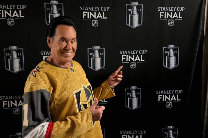 Wayne Newton is shown prior to cranking the siren prior to the Golden Knights NHL Stanley Cup F ...