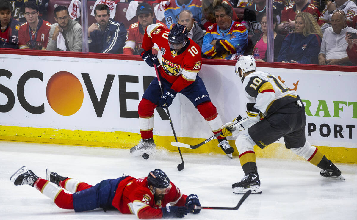 Florida Panthers left wing Anthony Duclair (10) controls the put against Golden Knights center ...
