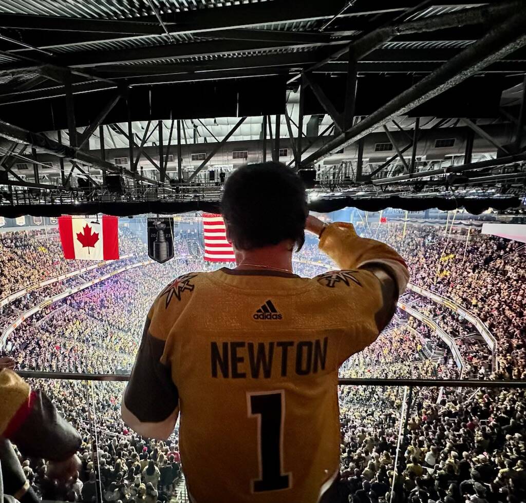 Mr. Las Vegas Wayne Newton is shown waving at the crowd at T-Mobile Arena prior during the Gold ...