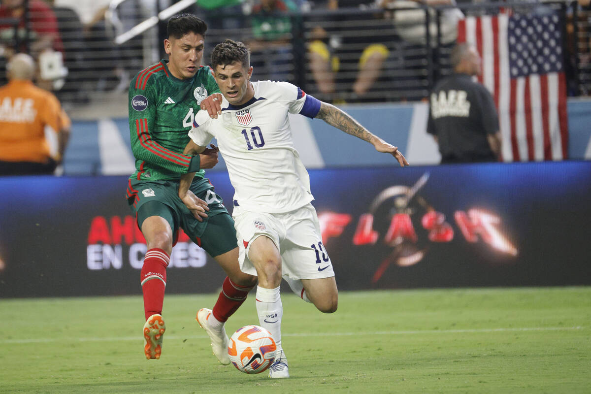 USA’s Christian Pulisic (10) controls the ball against Mexico's Edson Álvarez (4) ...