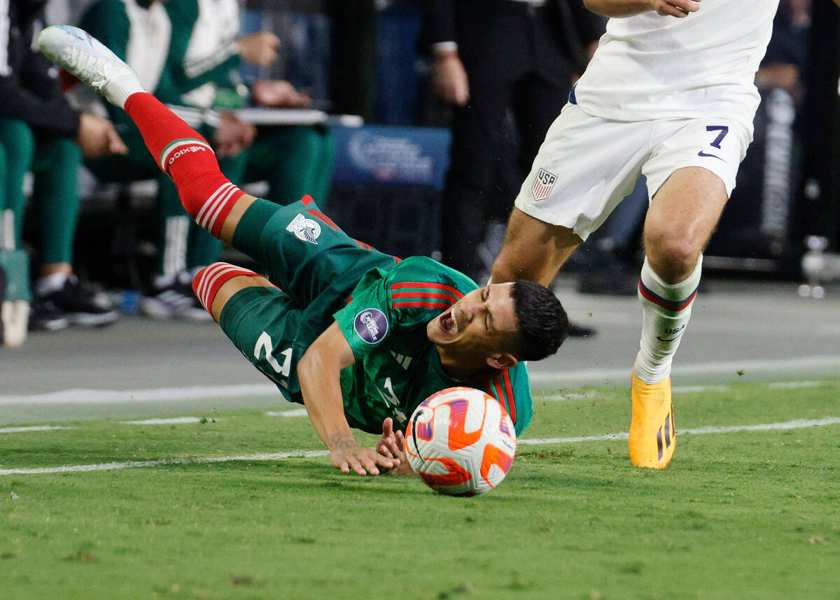 Mexico's Uriel Antuna (21) collides with USA’s Giovanni Reyna (7) during the second half ...