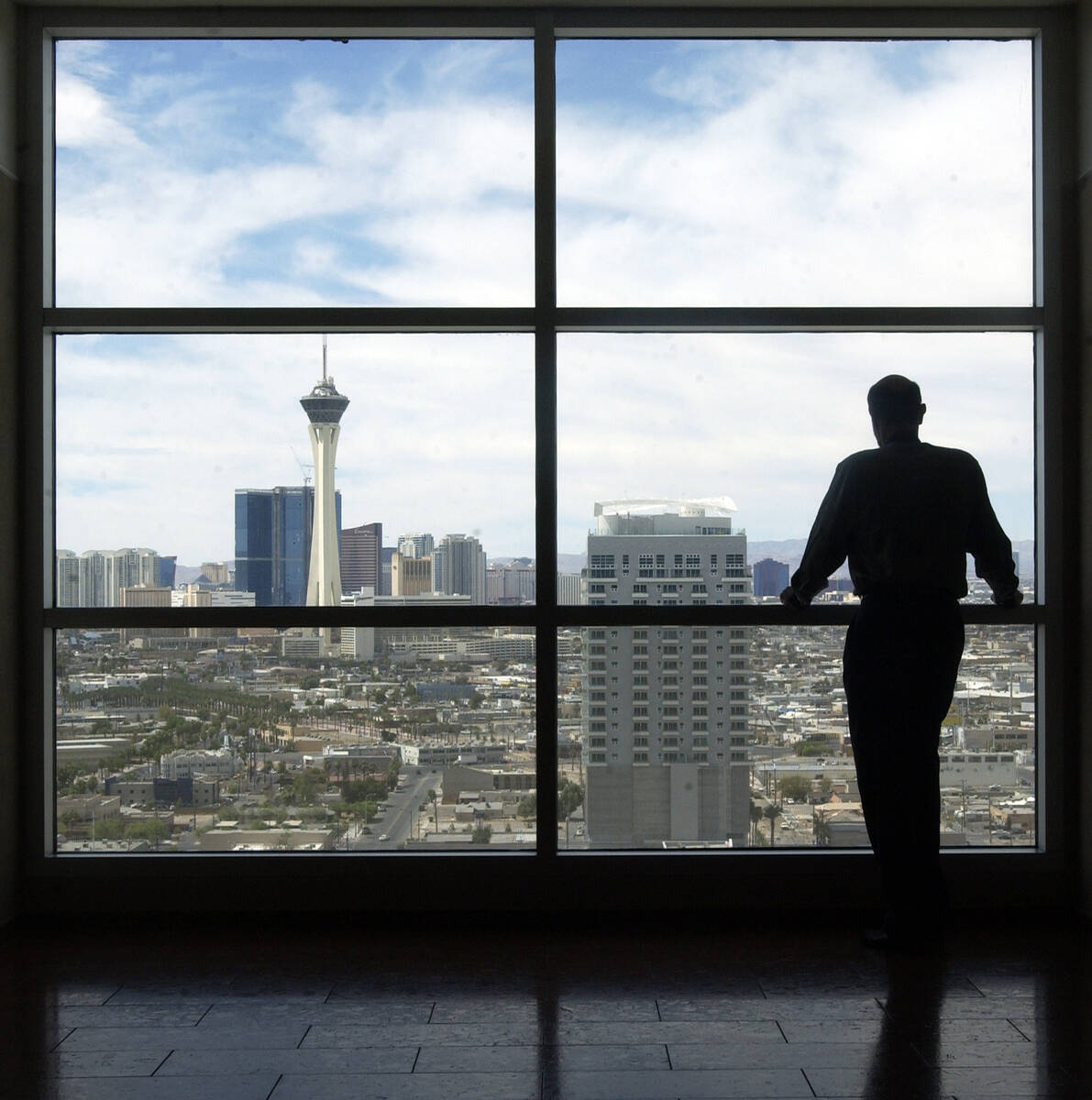 DAVID BECKER/LAS VEGAS REVIEW JOURNAL COURT HOUSE VIEW – A lone onlooker takes in the vi ...