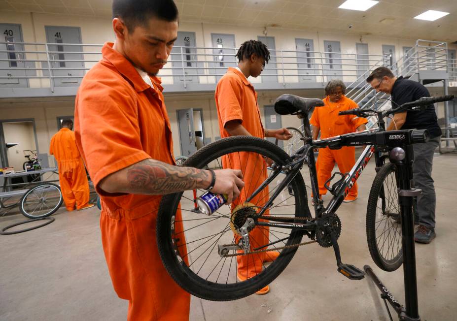 North Las Vegas Councilman Scott Black, far right, helps Inmates Alfredo Custodio, from left, E ...