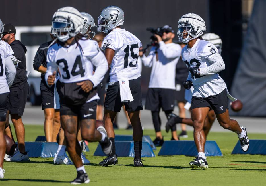 Raiders running back Ameer Abdullah (22) runs to another drill with teammates during training c ...