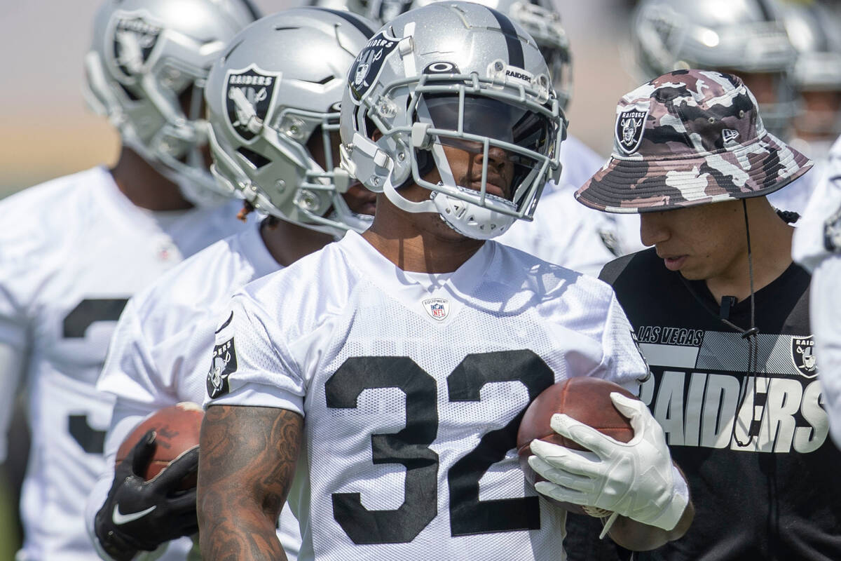 Raiders running back Austin Walter (32) heads to drill during the Raiders’ organized tea ...