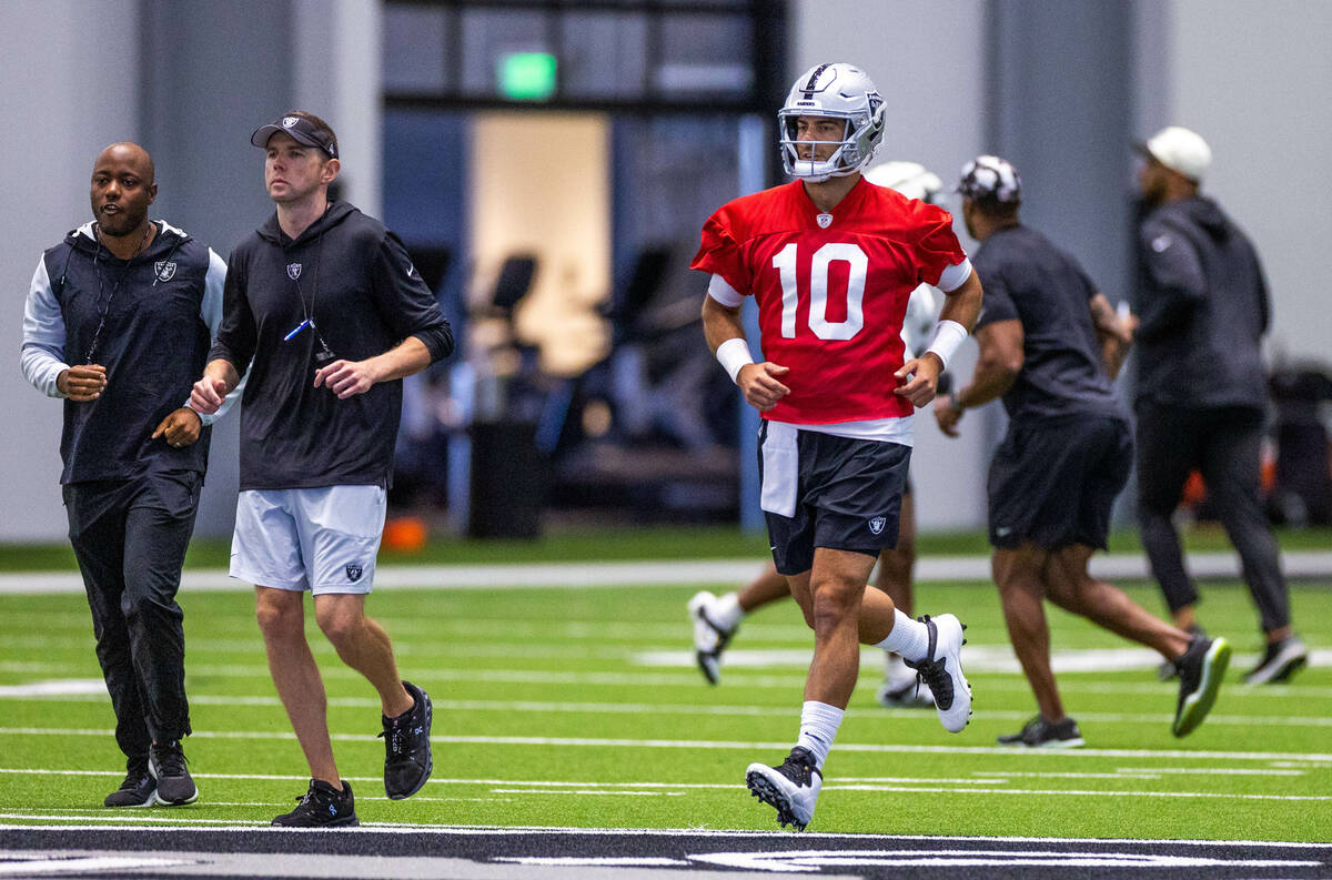 Raiders quarterback Jimmy Garoppolo (10) runs to a new drill during training camp at the Interm ...