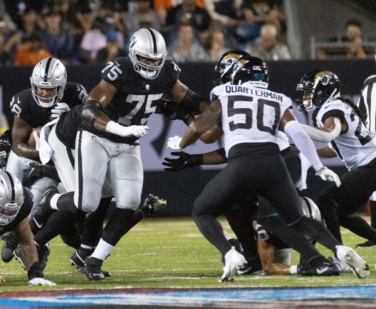 Raiders offensive tackle Brandon Parker (75) blocks Jacksonville Jaguars linebacker Shaquille Q ...