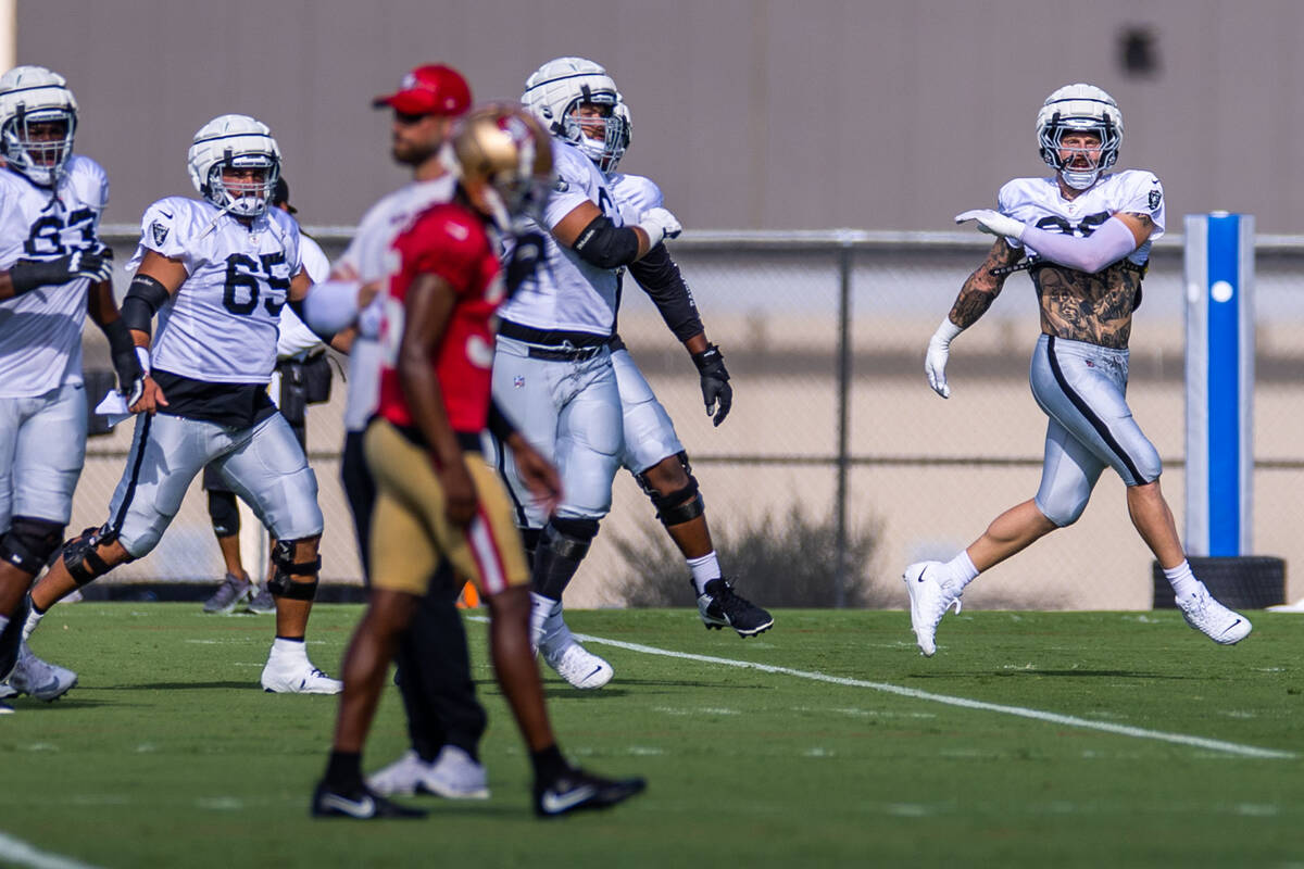 Raiders defensive end Maxx Crosby (98) leads the team in warmups during training camp before sc ...