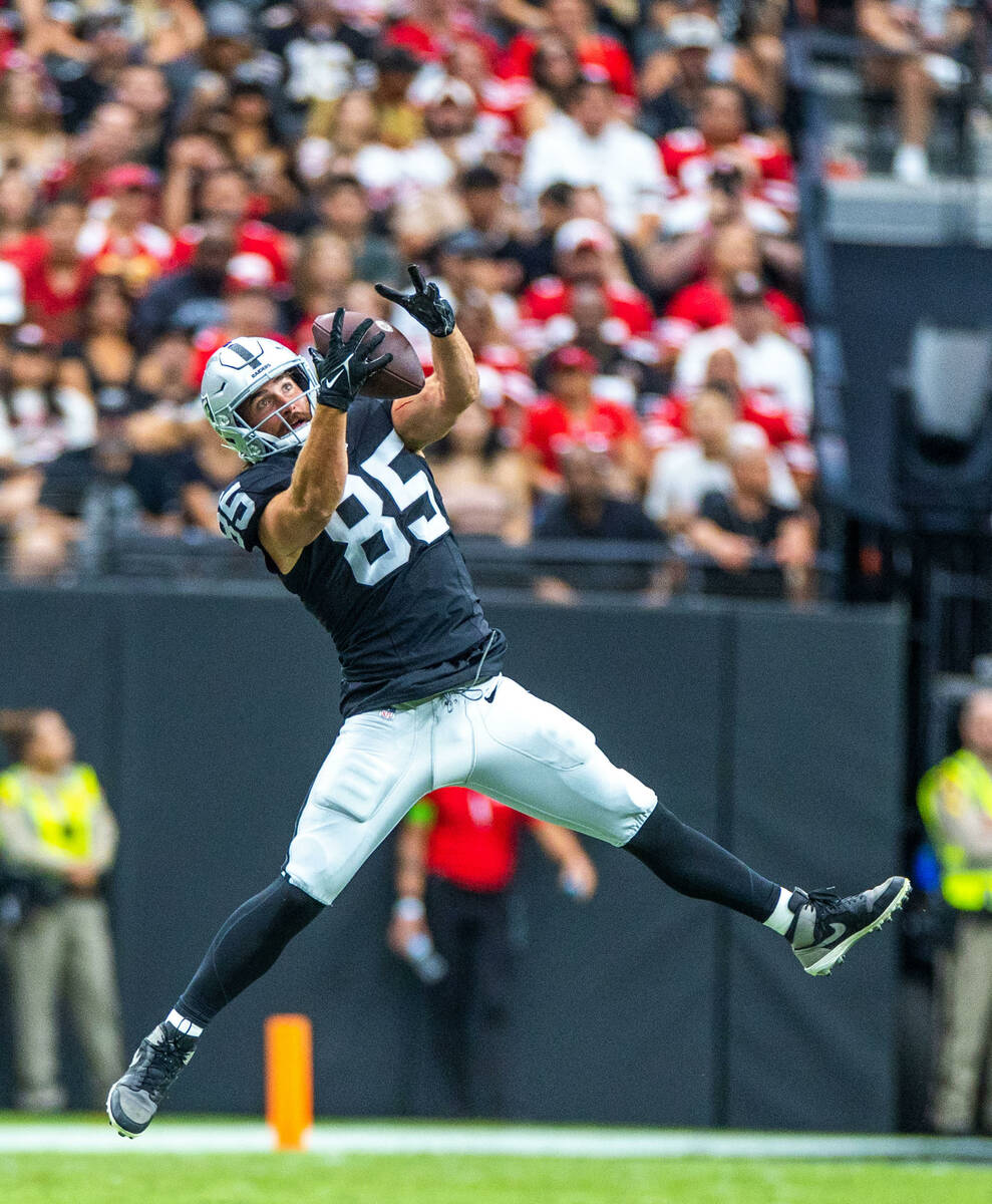 Raiders tight end Cole Fotheringham (85) elevates for a catch against the San Francisco 49ers d ...
