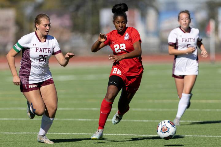 Coronado’s Sierah McCallum (22) dribbles against Faith Lutheran’s Taylor Folk (26 ...