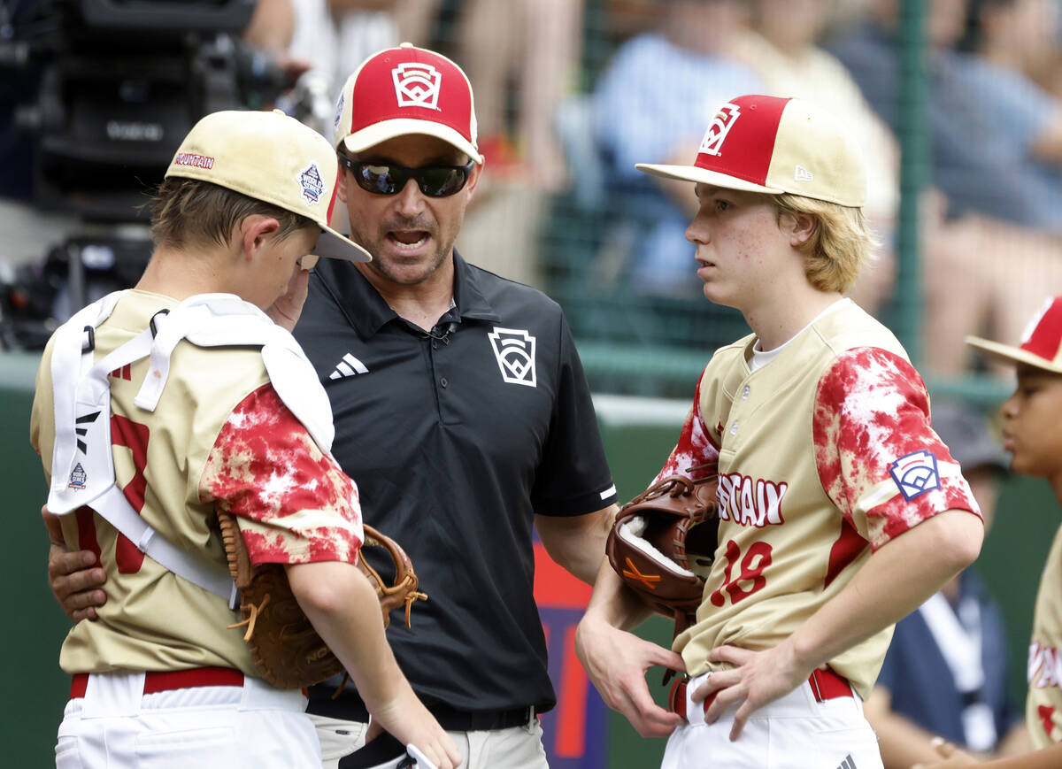 The Henderson All-Stars manager Ryan Gifford, center, discusses with pitcher Nolan Gifford, rig ...