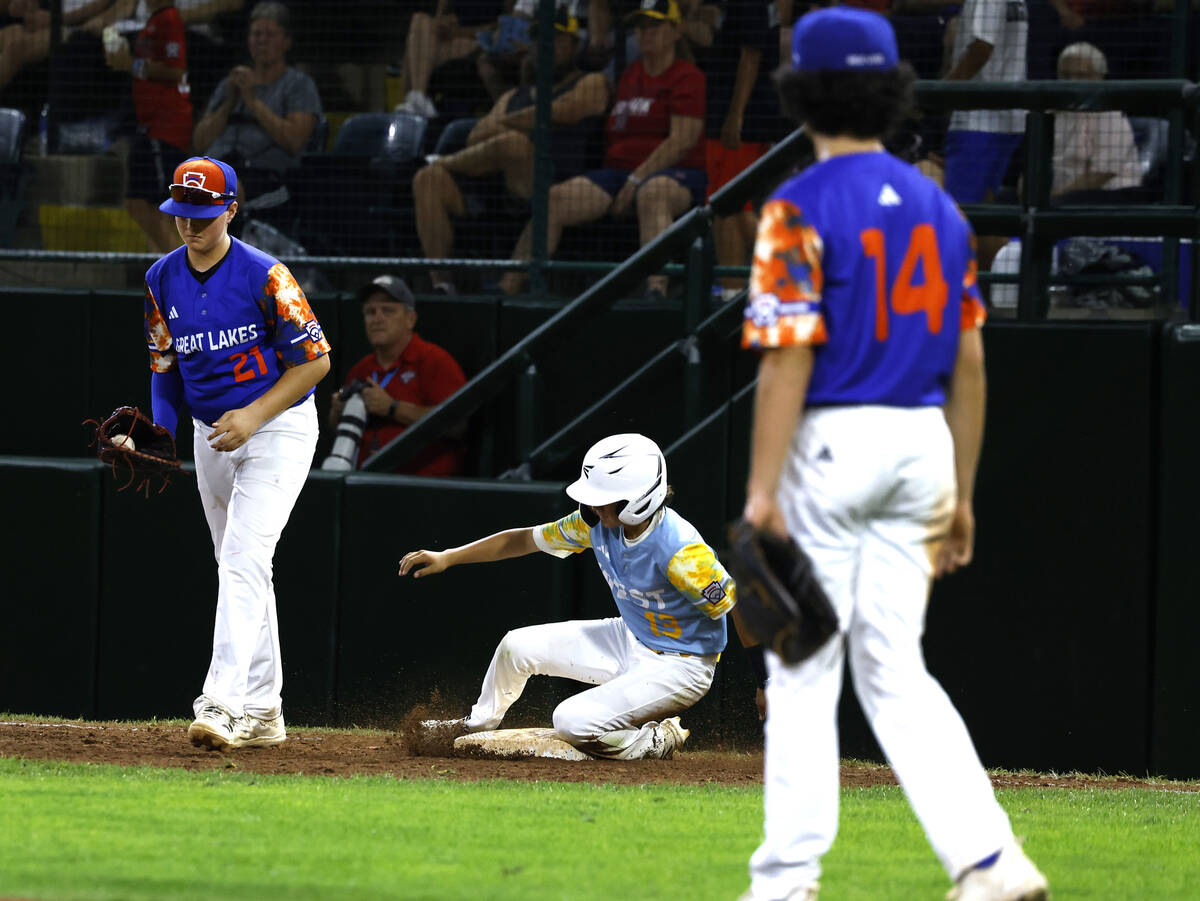 El Segundo, California All-Stars center fielder Max Baker (13) is forced out by New Albany All- ...